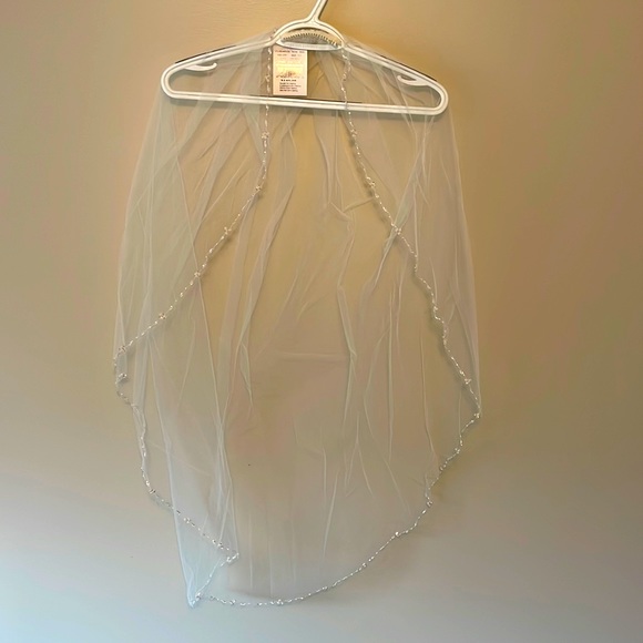 David's Bridal Ivory Cluster Beaded Edge Fingertip Wedding Veil - Picture 2 of 11